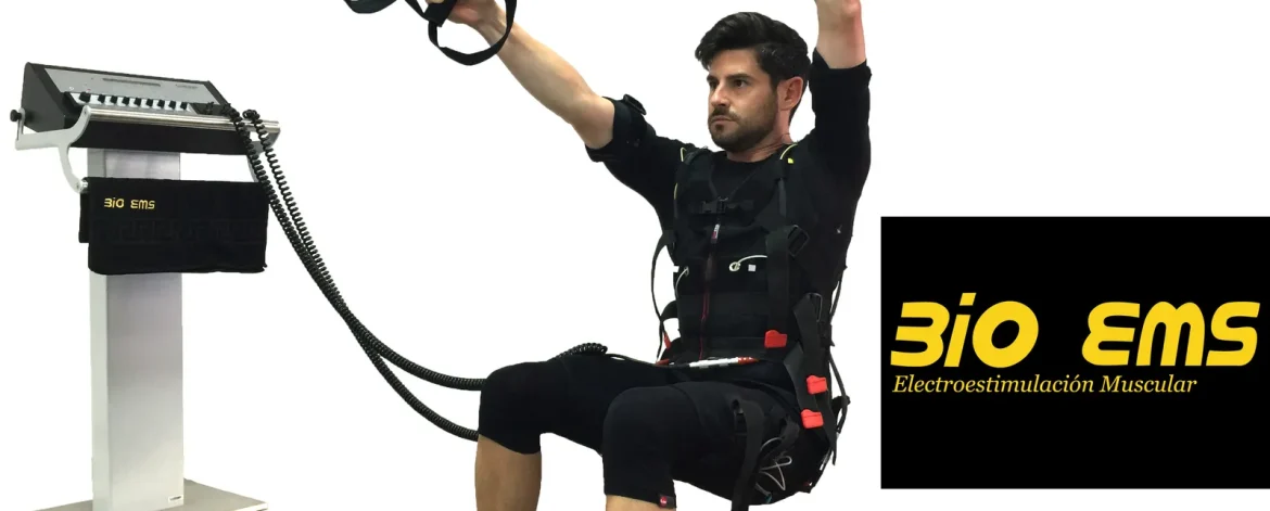 Hombre con traje de electroestimulación entrenando con TRX