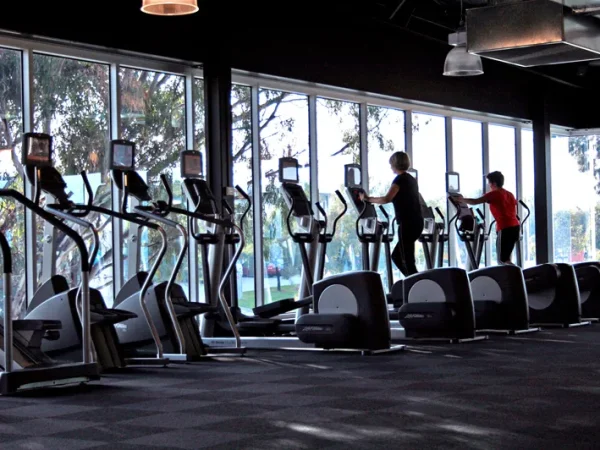 Sala de gimnasio con máquinas elípticas