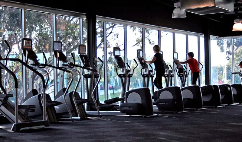 Sala de gimnasio con máquinas elípticas