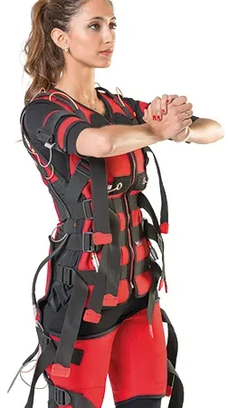 Mujer con chaleco rojo de electroestimulación muscular en Bio Ems