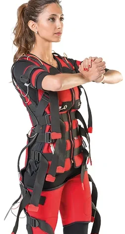 Mujer con chaleco rojo de electroestimulación muscular en Bio Ems