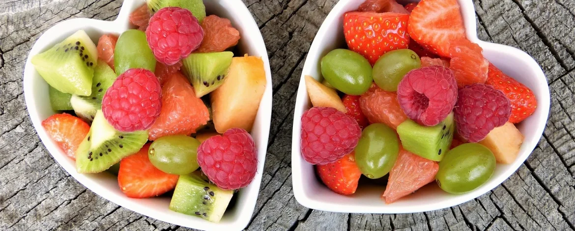 Cuencos con frutas variadas ricas en vitaminas