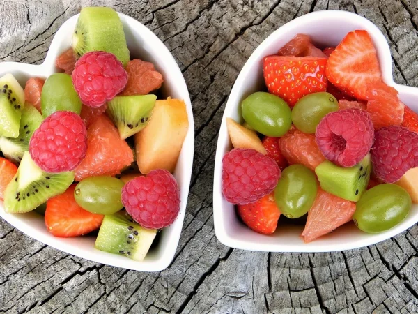 Cuencos con frutas variadas ricas en vitaminas