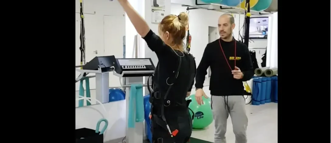 entrenador-personal-alicante-bioems Entrenadora personal dirigiendo una sesión en Bio Ems