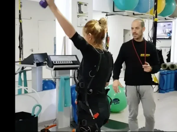Entrenadora personal dirigiendo una sesión en Bio Ems