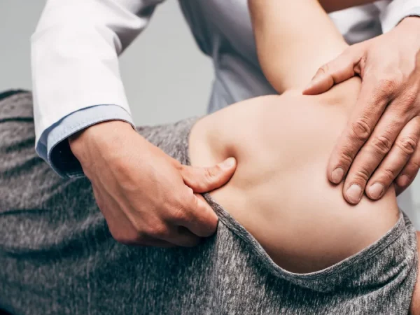 Fisioterapeuta tratando el hombro con punción seca