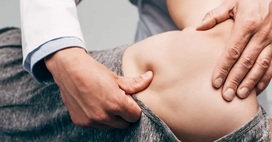 Fisioterapeuta tratando el hombro con punción seca