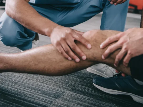 Fisioterapeuta tratando una lesión de rodilla
