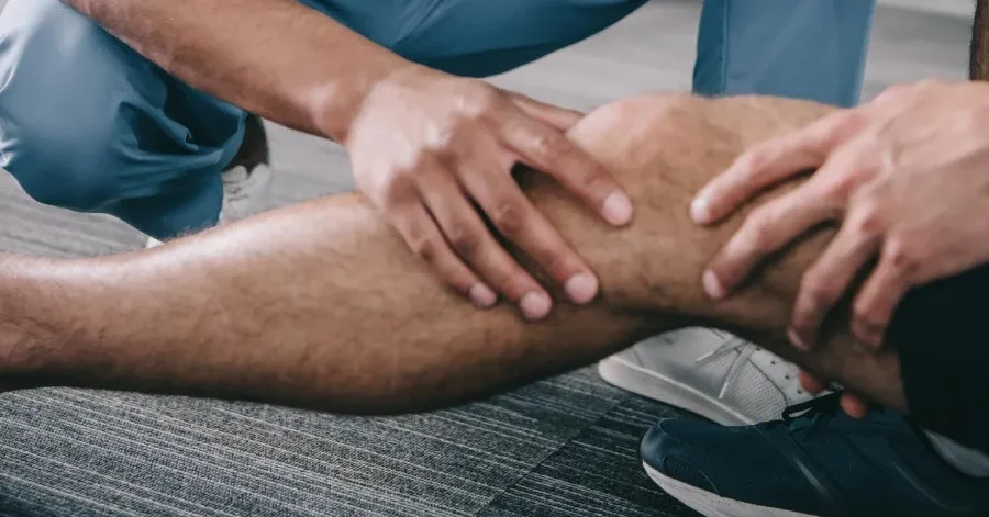 Fisioterapeuta tratando una lesión de rodilla