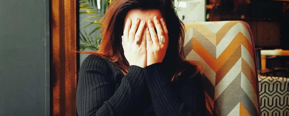 Mujer con dolor de cabeza por estrés