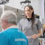 Paciente realizando ejercicio terapéutico para el dolor crónico guiado por fisioterapeuta