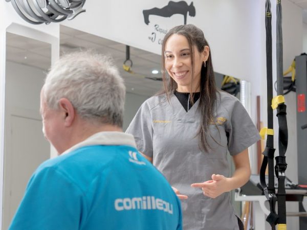 Paciente realizando ejercicio terapéutico para el dolor crónico guiado por fisioterapeuta