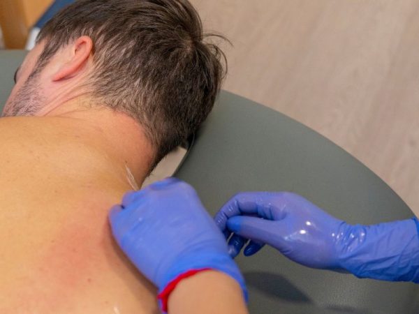 persona dandose masaje en Bio Ems clínica de fisioterapia en Alicante