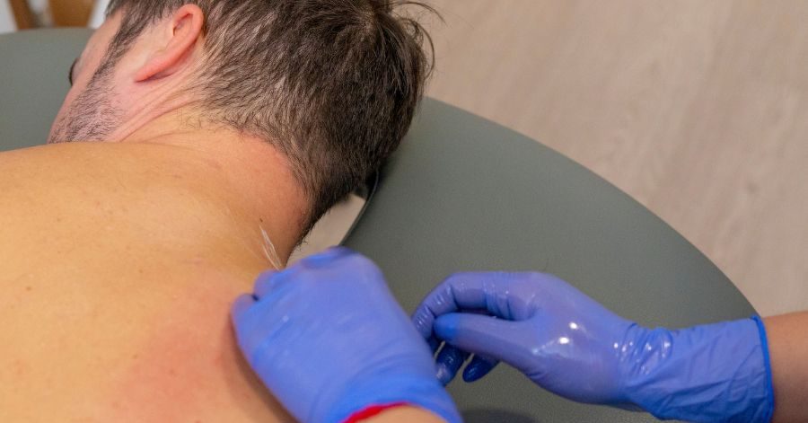 persona dandose masaje en Bio Ems clínica de fisioterapia en Alicante