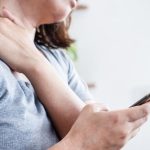 Por qué cada vez más personas sufren dolor de cuello por el móvil (y cómo prevenirlo) | Bio Ems Fitness Studio