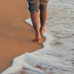 caminar descalzo por la playa