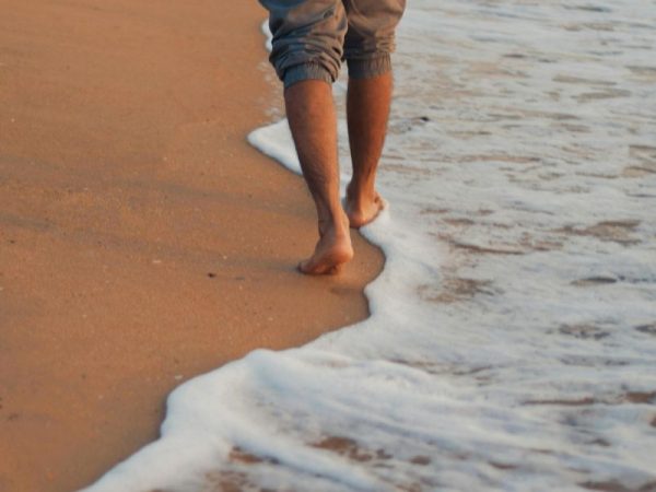 caminar descalzo por la playa