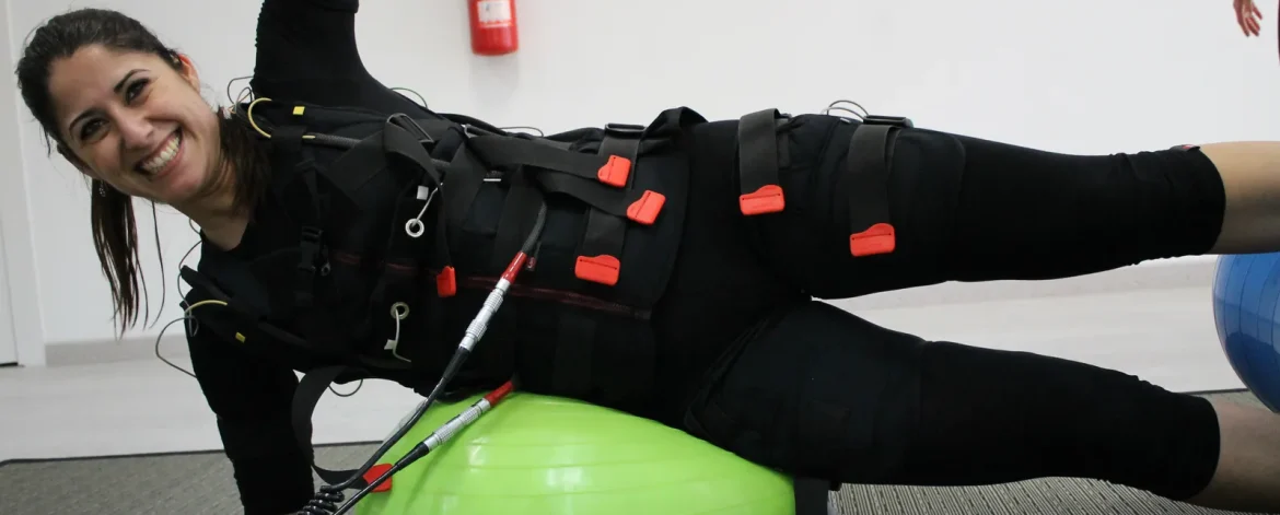 Demostración de electroestimulación sobre fitball en bio ems alicante