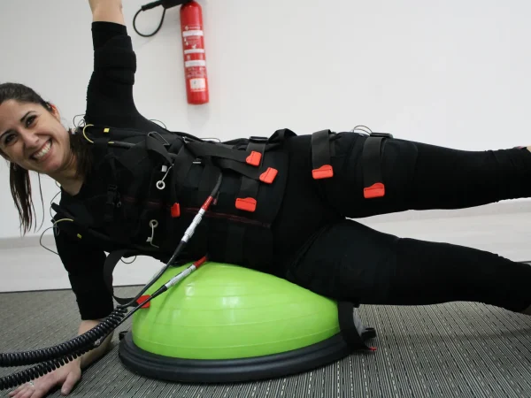Demostración de electroestimulación sobre fitball en bio ems alicante