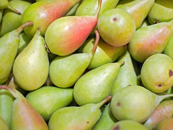 Peras frescas, fruta rica en fibra y beneficios nutricionales